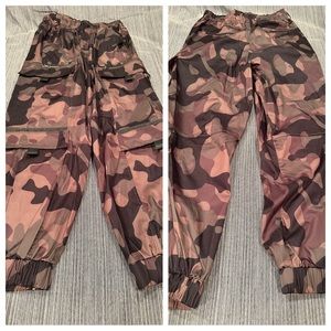 Zara camouflage cargo pants size M
Waist laying flat from side to side: 13”